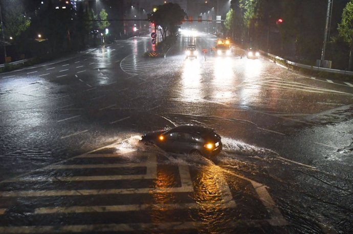 Una carretera inundada en Nagoya