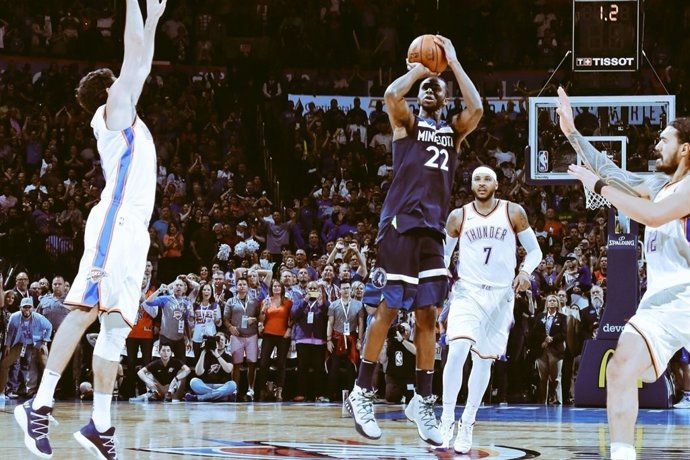Wiggins anota el triple ganador ante Abrines y Adams en el Thunder-Timberwolves