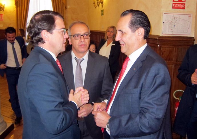 Álvarez habla con el alcalde de Salamanca en presencia del director de La Gaceta
