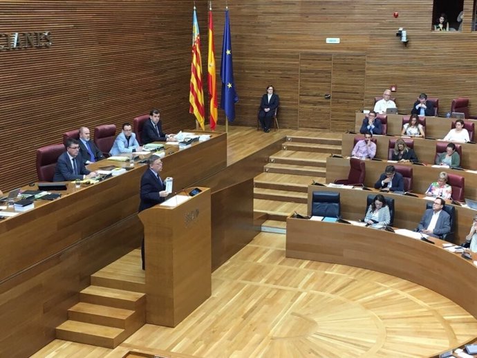 Ximo Puig en la tribuna de las Corts