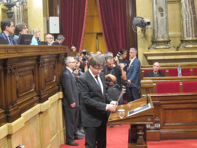 El presidente C.Puigdemont ante el Parlament este martes     