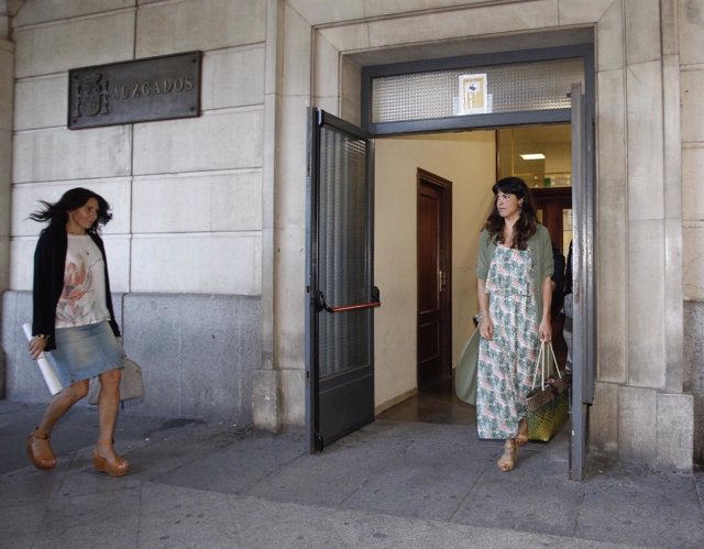 La coordinadora de Podemos Andalucía, Teresa Rodríguez, saliendo de los juzgados