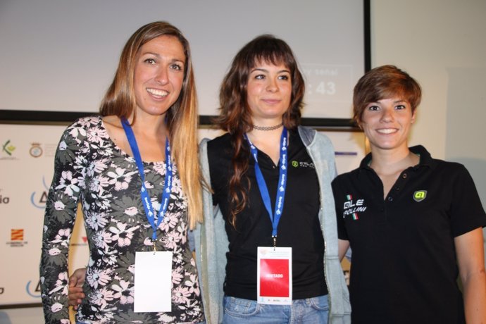 Sheyla Gutiérrez (centro) junto a Mavi García (izquierda) y Ane Santesteban