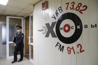 Un hombre armado irrumpe en la radio rusa Ejo Moskvi y apuñala en el cuello a una periodista