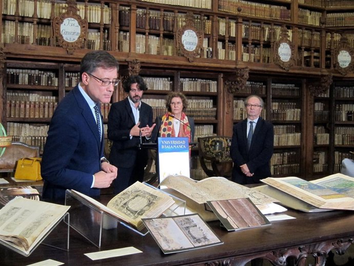 Saiz mira manuscritos recuperados de la Biblioteca.                             