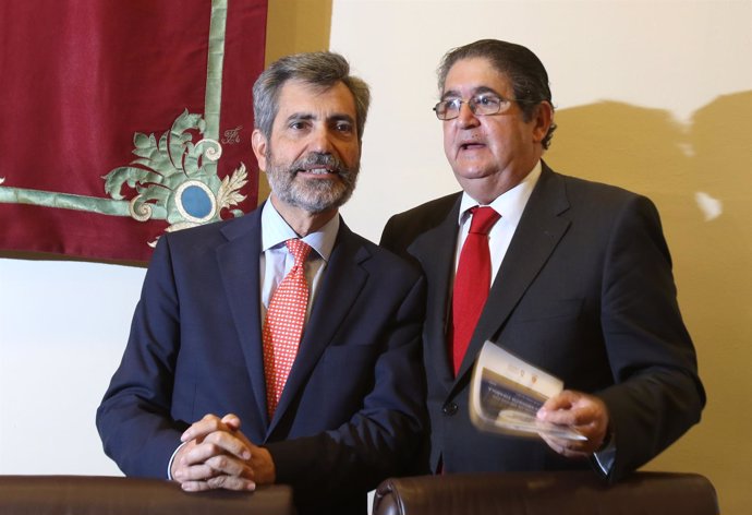 El presidente del TS, Carlos Lesmes, con el presidente del Colegio de Abogados