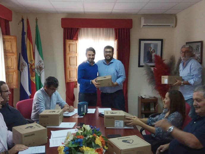Diputación entrega desfibriladores a las ELA de la provincia