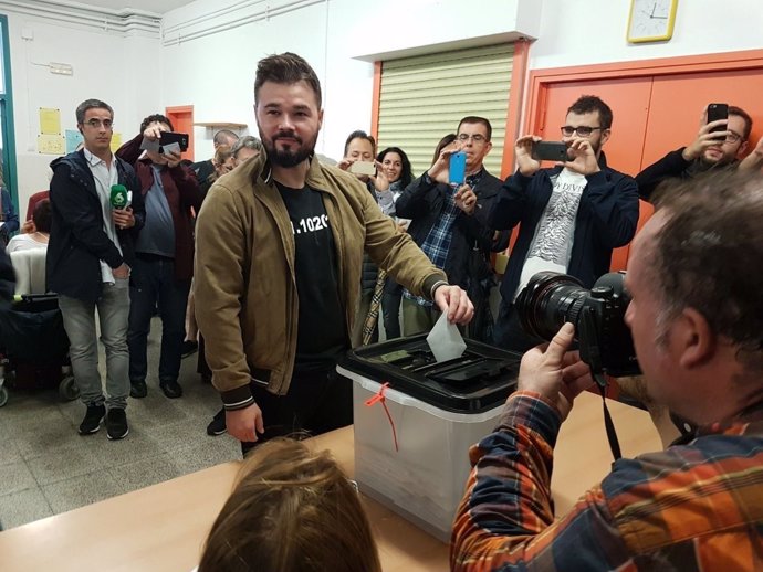 Gabriel Rufián (ERC) vota en el referéndum del 1-O