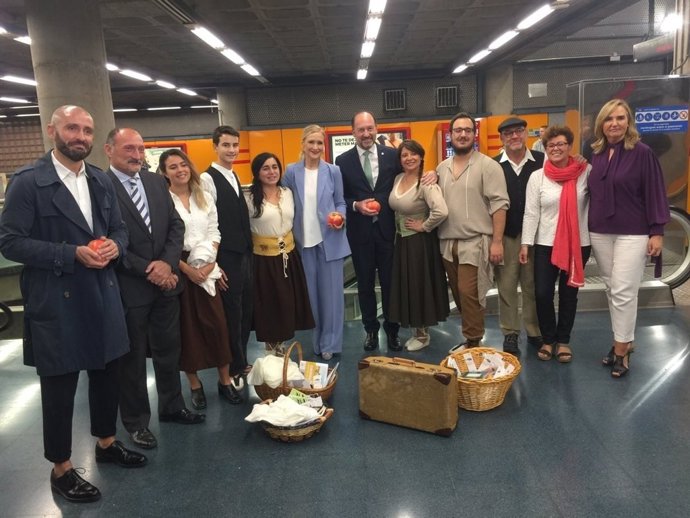 La presidenta Cristina Cifuentes homenajea al poeta Miguel Hernández