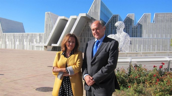 Mayte Pérez y Rafael Sánchez Jiménez, con el Palacio de Congresos detrás
