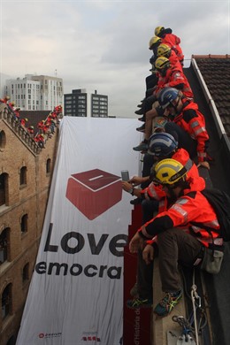 Bomberos se manifiestan por el referéndum