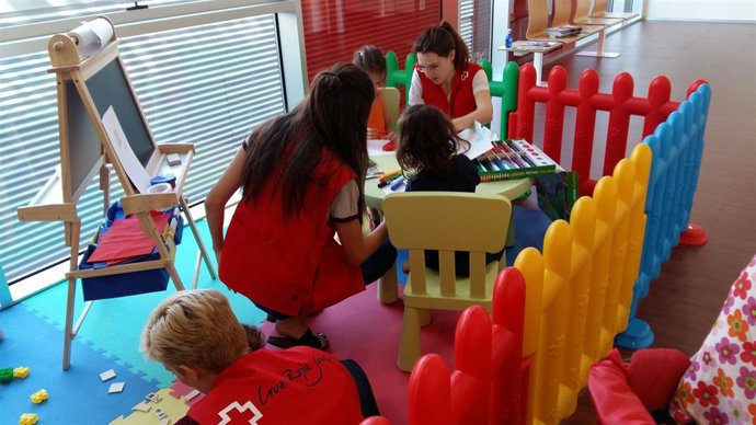Cruz Roja presta atención a un grupo de niños
