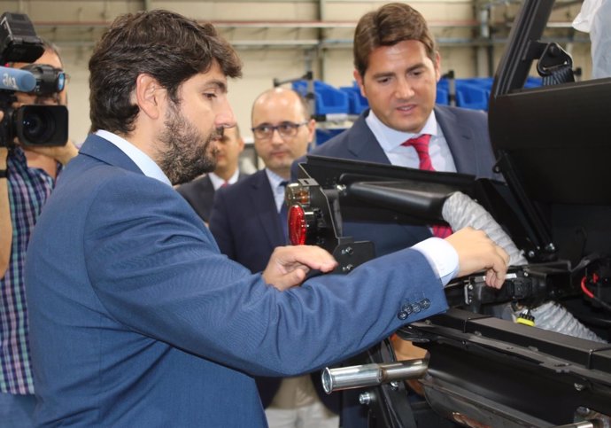 Fernando López Miras visita las instalaciones de la empresa Corvus Innova