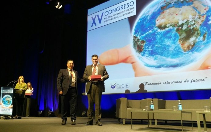 El director general del SEF, Alejandro Zamora, recoge premio