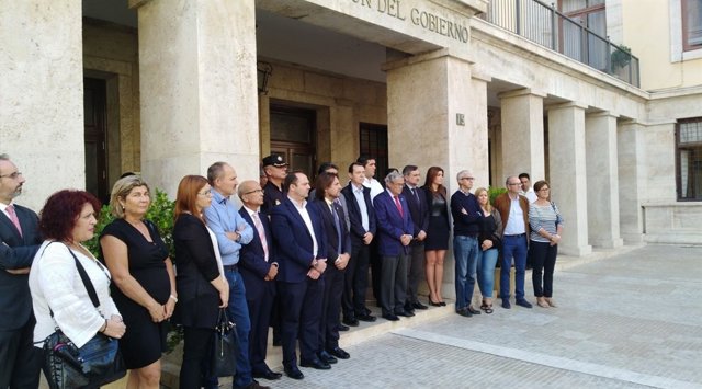 Representantes institucionales concentrados a las puertas de la Subdelegación.