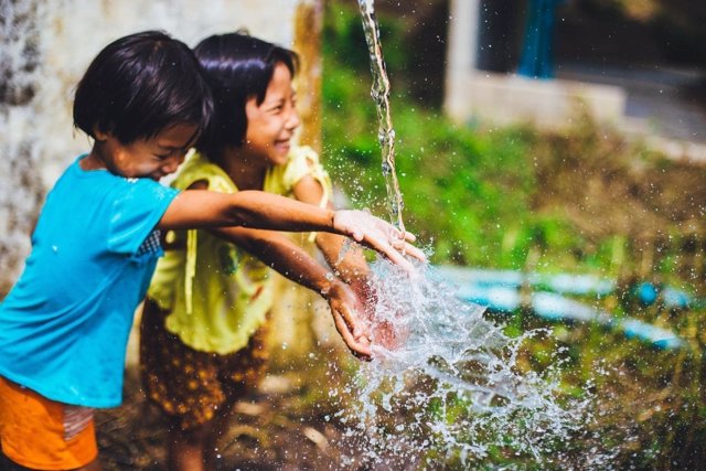 Niños jugando, agua, fuente