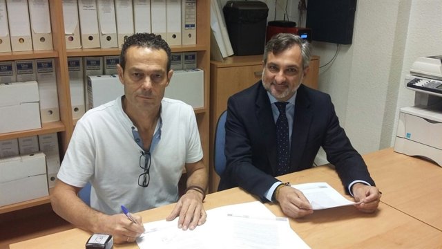 El diputado Ángel Escobar ha entregado la subvención en la sede de Asprodesa.