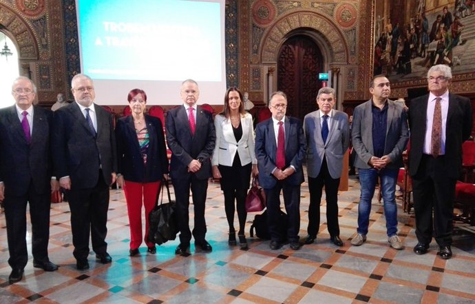 Els membres de la comissió independent per al diàleg i mediació, en la UB