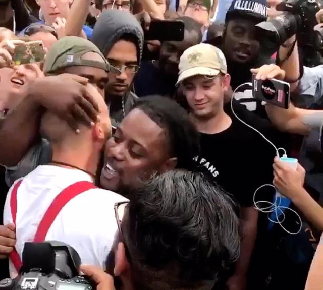 Un hombre abraza a un nazi tras un discurso de un supremacista nazi en EEUU