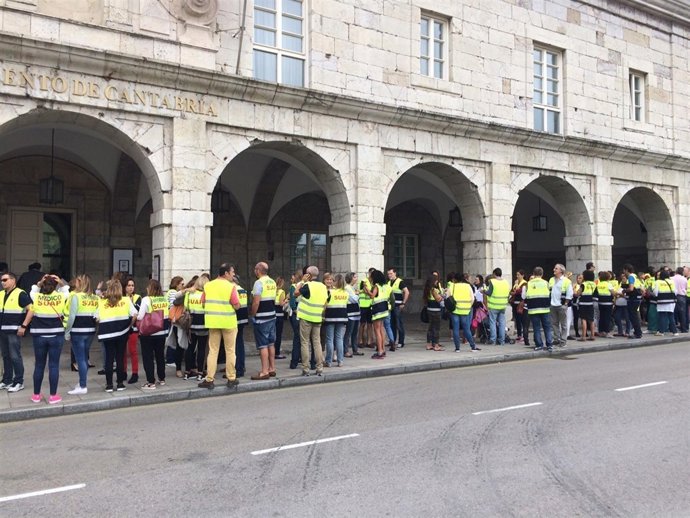 Concentración de profesionales del 061 y SUAP en el Parlamento 