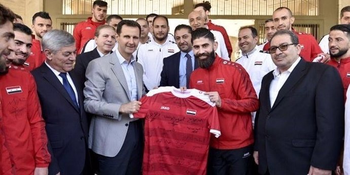 El presidente sirio, Bashar al Assad, con la selección nacional de fútbol