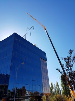 Grúa subiendo componentes de la instalación a la azotea del edificio