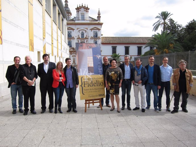 Foto de familia del equipo artístico y técnico de la ópera 'Fidelio' en Sevilla