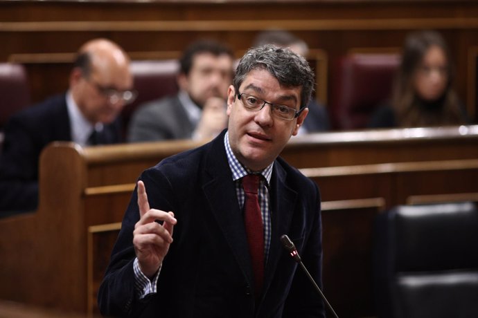 El ministro Álvaro Nadal en la sesión de control en el Congreso