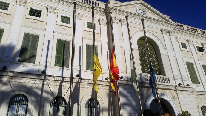 Fachada del Ayuntamiento de El Puerto con las banderas a media asta