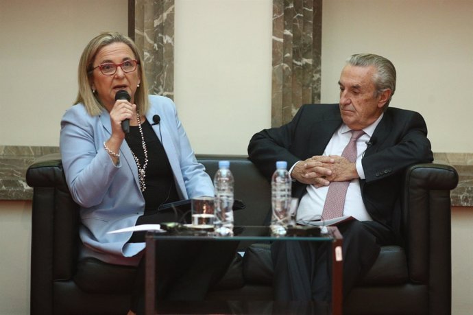 Irene Garrido y José María Marín Quemada en la Jornada Anual de la Competencia