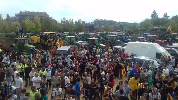 Tractorada per l'aturada de país a Vic