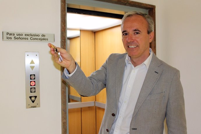 Jorge Azcón muestra las llaves junto al ascensor que lleva al área de Alcaldía