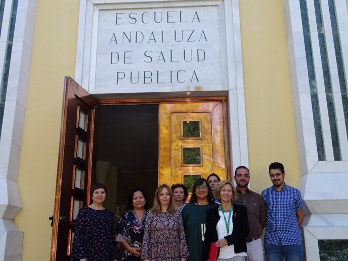 Equipo del Registro de Cáncer de Granada junto a la directora de la EASP