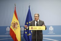 Zoido "no especula" sobre el control de los Mossos y dice que Puigdemont responderá por sus "graves irresponsabilidades"