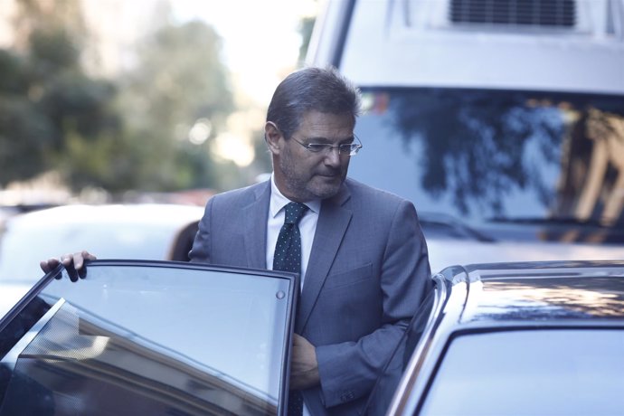 Rafael Catalá entrando en su coche oficial