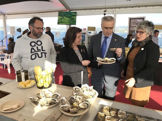 La consejera de Desarrollo rural en el Festival de la Ostra de Castropol