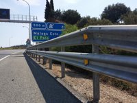 Un nuevo sistema de limpieza de quitamiedos en carreteras de Málaga capital reduce el coste de mantenimiento un 90%