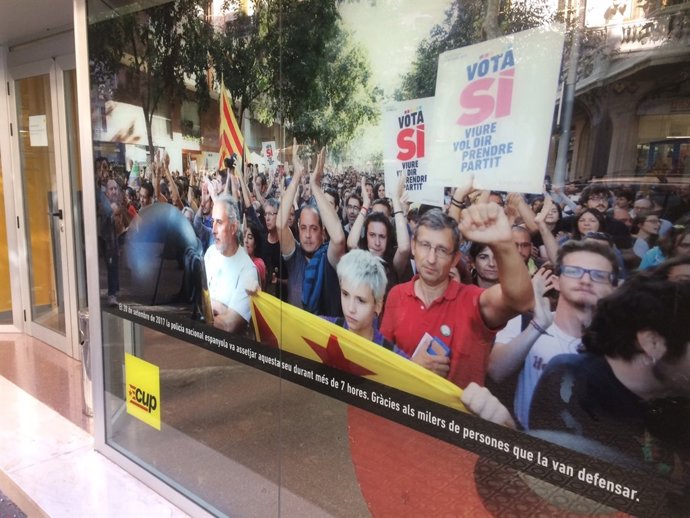 Foto de la manifestació a la seu de la CUP contra els escorcolls policials