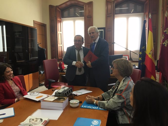 El rector de la UMU y el presidente de Unicef España firman convenio