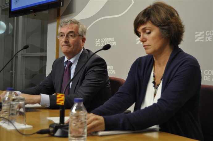 El consejero de Desarrollo Rural, Joaquín Olona, e Inés Torralba (ICA). 
