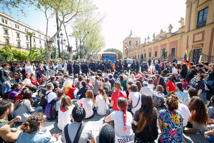 Protesta en Sevilla por la llegada del autobús de Hazte Oír