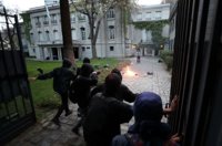 Una marcha en Santiago por la muerte de Maldonado acaba con destrozos en la Embajada argentina