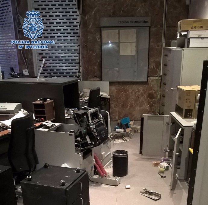 Interior de la sucursal de un banco tras un robo en Jerez