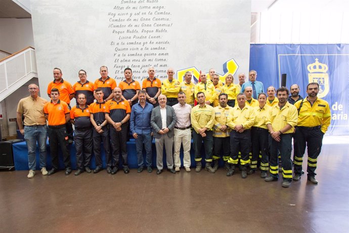 Antonio Morales con el personal que trabaja en los incendios de Gran Canaria