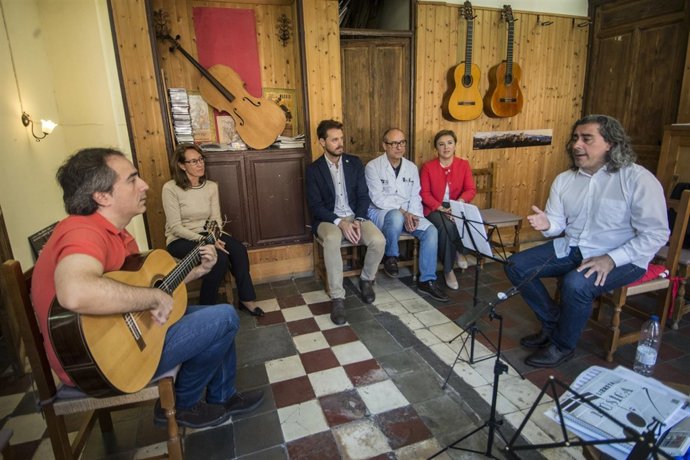 Visita de la Junta al luthier Daniel Gil de Avalle