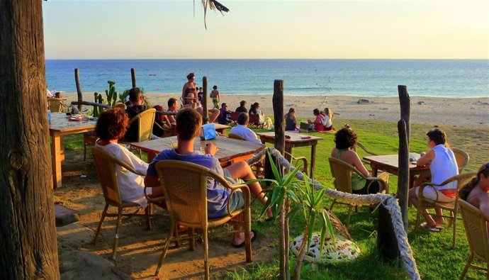 Terraza de un chiringuito en una playa de Cádiz