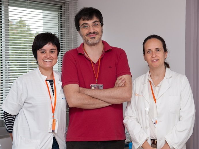 El doctor Jordi Bruna, líder del estudio, en el centro de la imagen