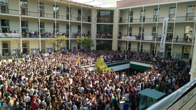 Concentració al Campus de la UPF per la llibertat de J.Cuixart i J.Sànchez