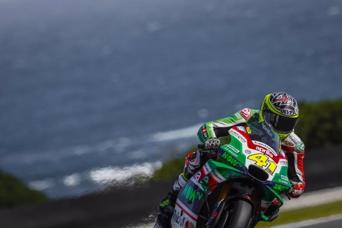 Aleix Espargaró rueda en Phillip Island