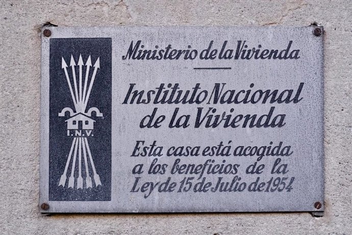 Placa del Instituto Público de Vivienda del franquismo en Barcelona